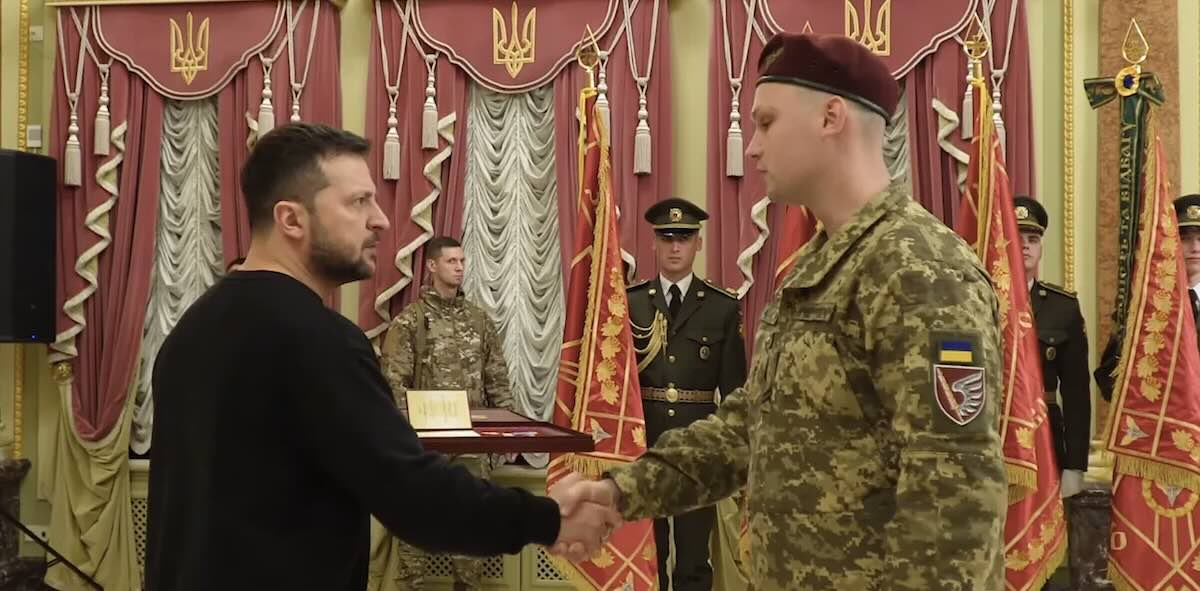 Зеленский присвоил звание Героя Украины двум десантникам / Фото: открытые источники